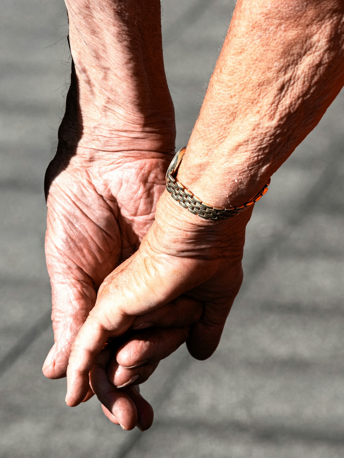 Dos personas tomadas de la mano