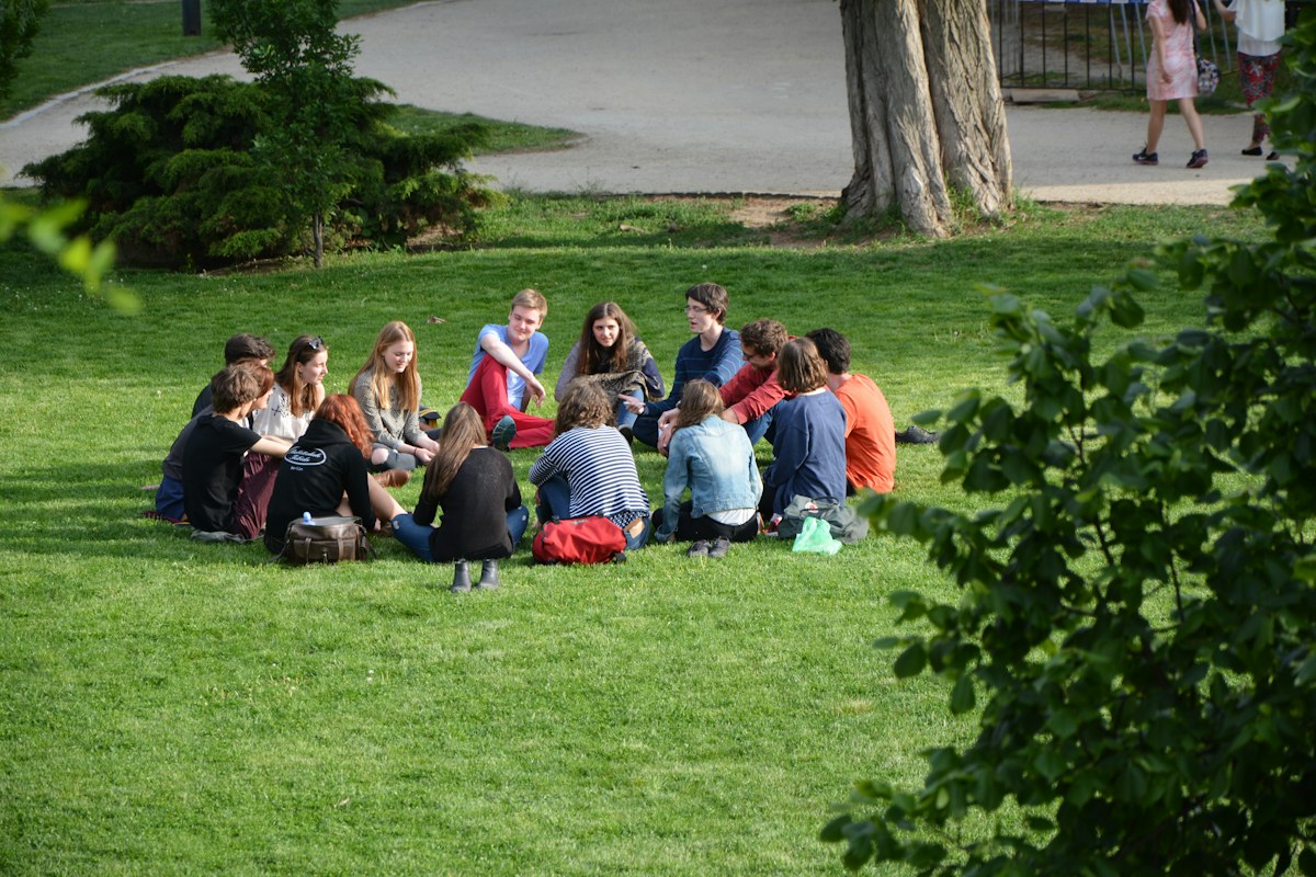 Personas reunidas en un grupo al aire libre