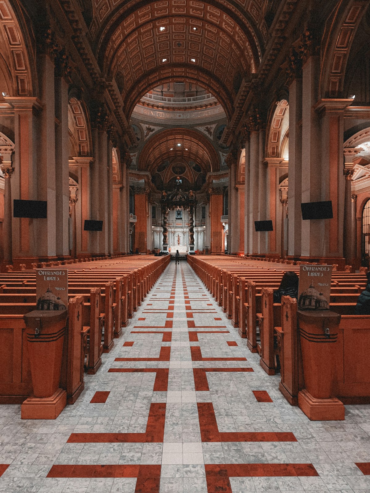 Interior de una iglesia con bancas